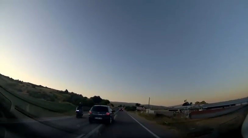 Hatalı Sollama Yapan Otomobil Motosikleti Teğet Geçti