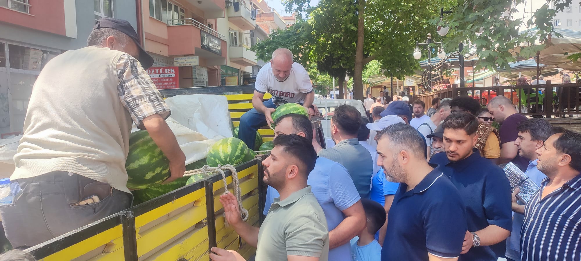 hayirsever-vatandas-karpuz-dagitti.jpg