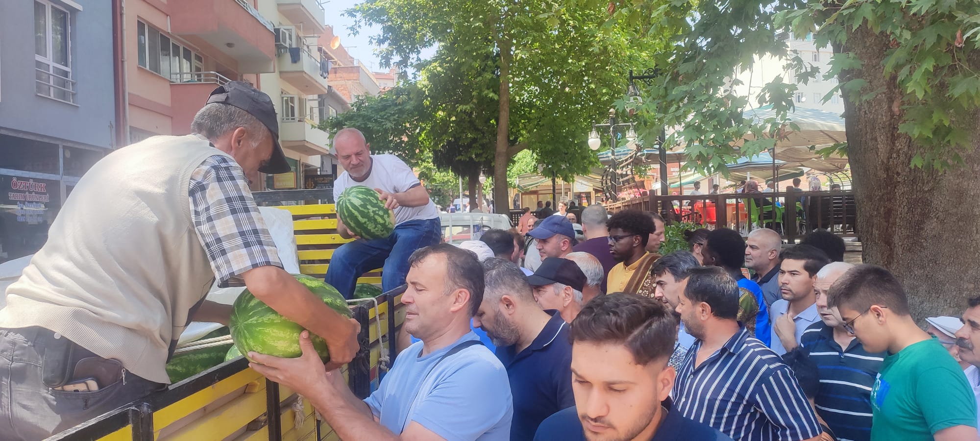hayirsever-vatandas-karpuz-dagitti1.jpg