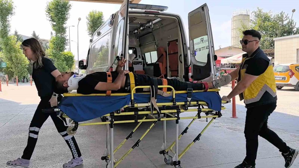 Kamyonet İle Motosiklet Çarpıştı