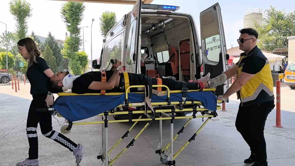 Kamyonet İle Motosiklet Çarpıştı