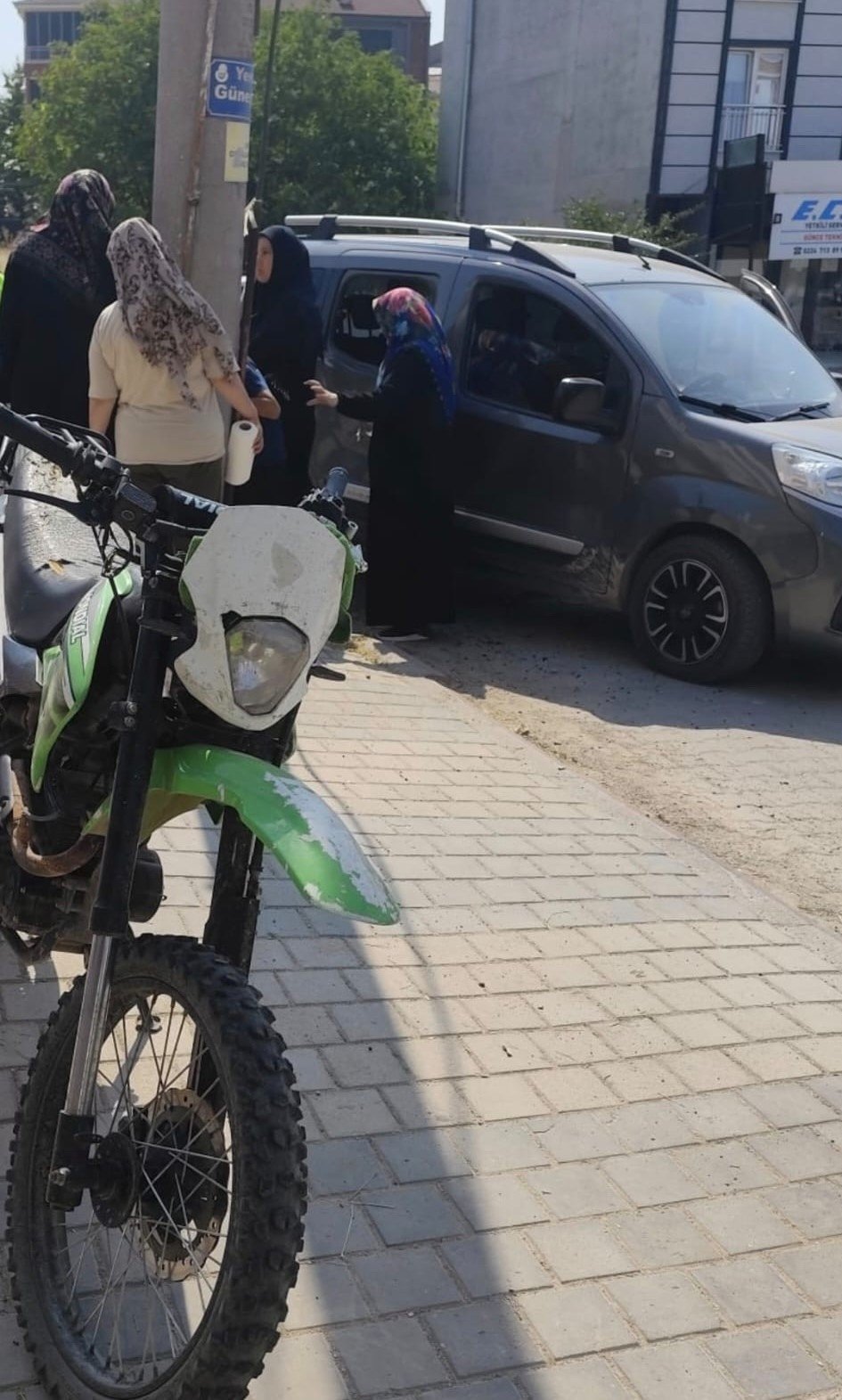 Kamyonet İle Motosiklet Çarpıştı