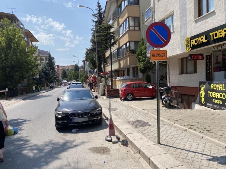 ’park Yasaktır’ Tabelası Bu Sokakta Dikkate Alınmıyor