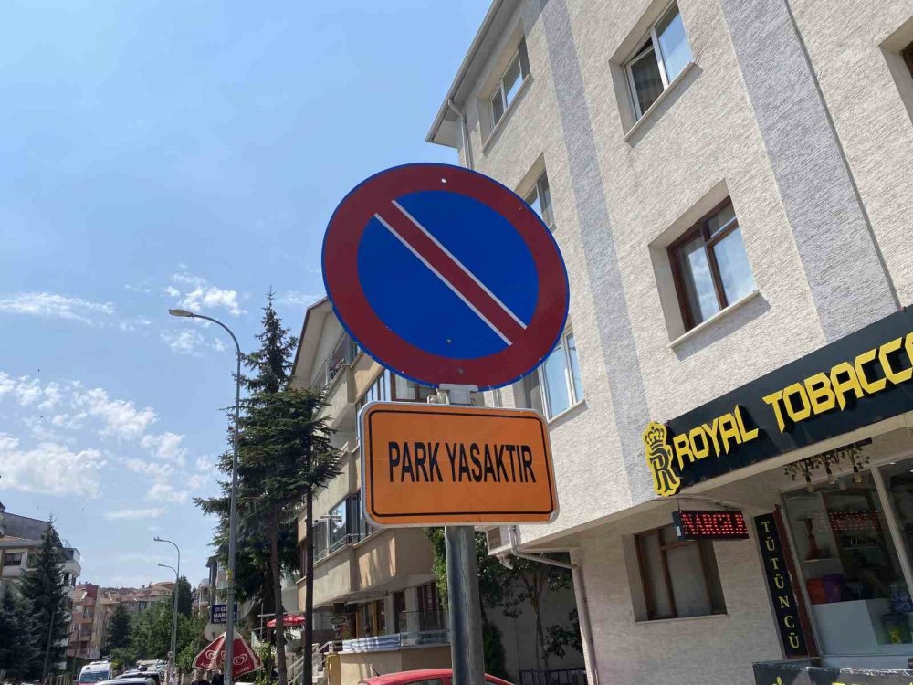 ’park Yasaktır’ Tabelası Bu Sokakta Dikkate Alınmıyor
