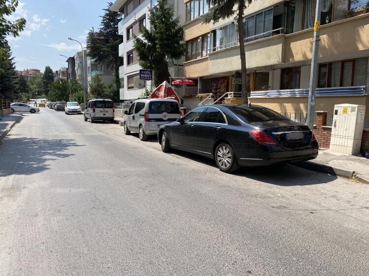 ’park Yasaktır’ Tabelası Bu Sokakta Dikkate Alınmıyor