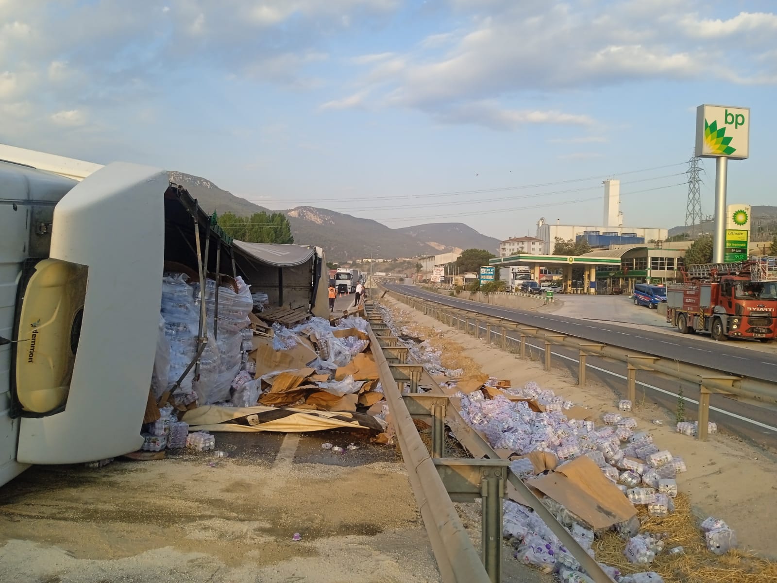 tir-devrildi-trafik-felc-oldu.jpg