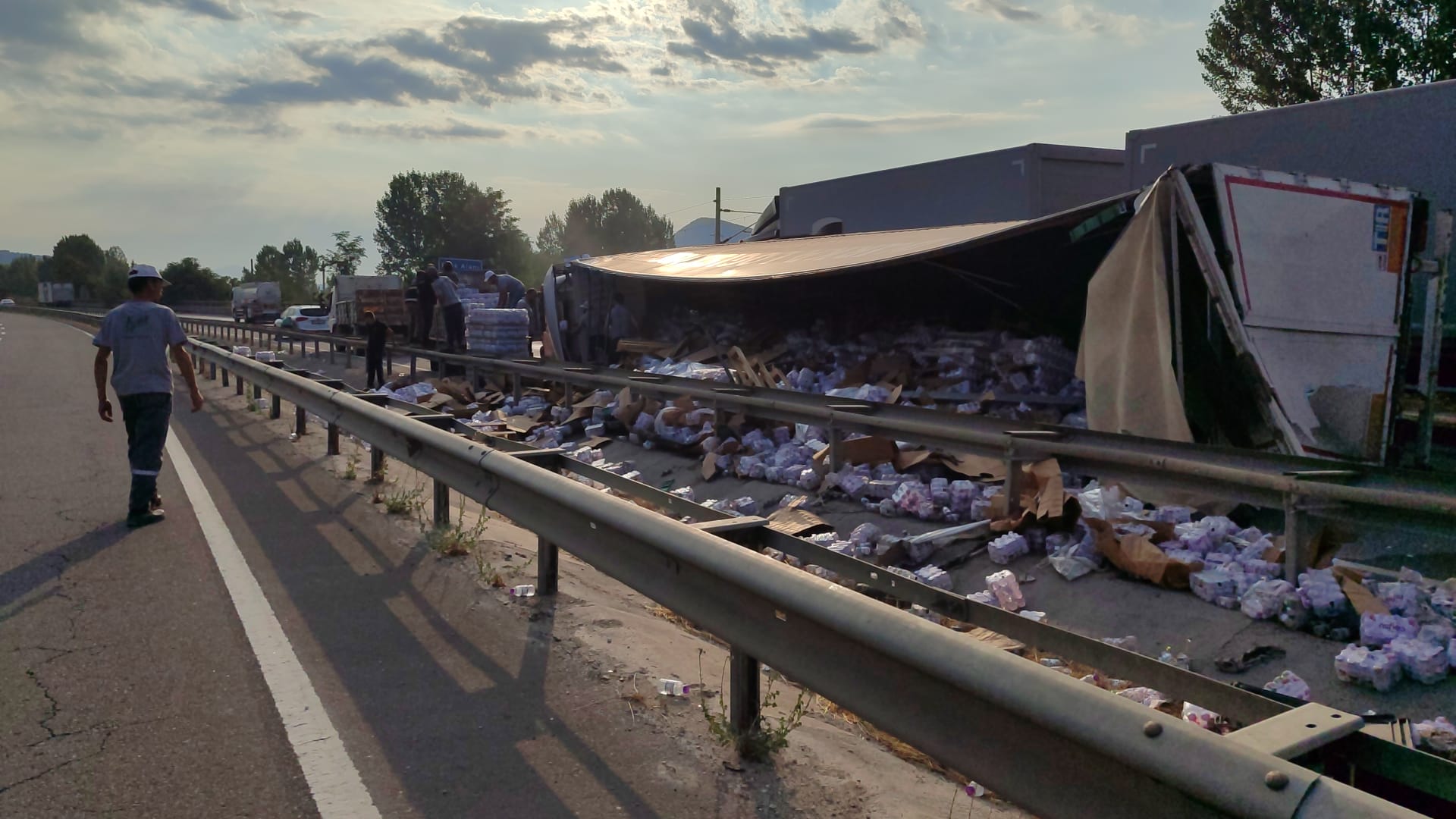 tir-devrildi-trafik-felc-oldu1.jpg