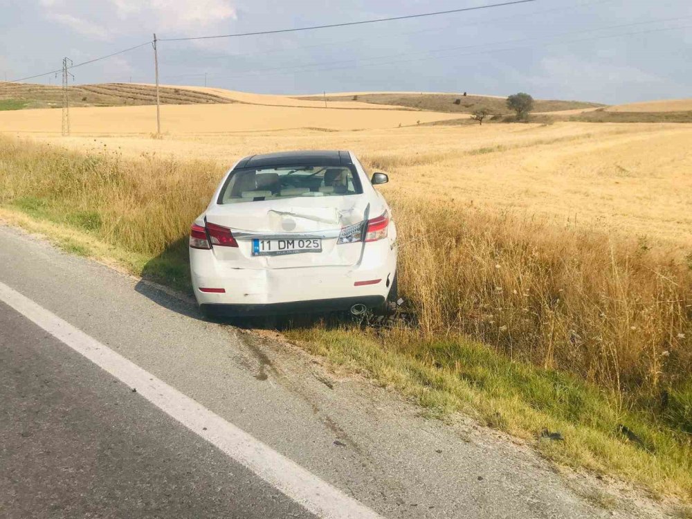 Viraja Hızlı Giren Otomobil Karşı Yönden Gelen İki Tıra Çarptı!