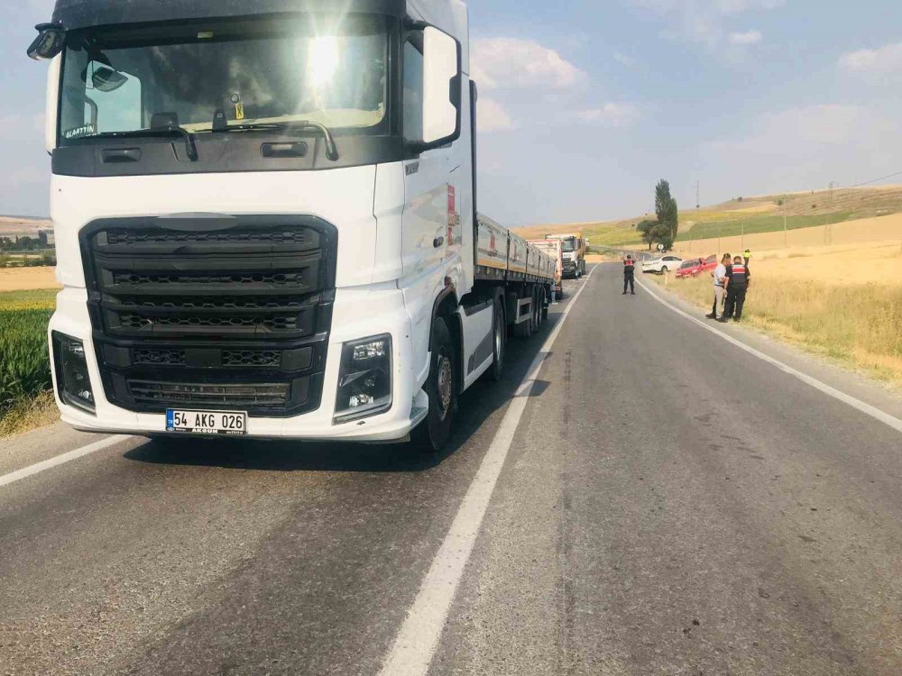 Viraja Hızlı Giren Otomobil Karşı Yönden Gelen İki Tıra Çarptı!