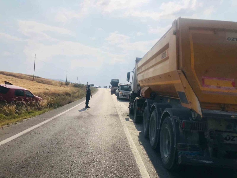 Viraja Hızlı Giren Otomobil Karşı Yönden Gelen İki Tıra Çarptı!