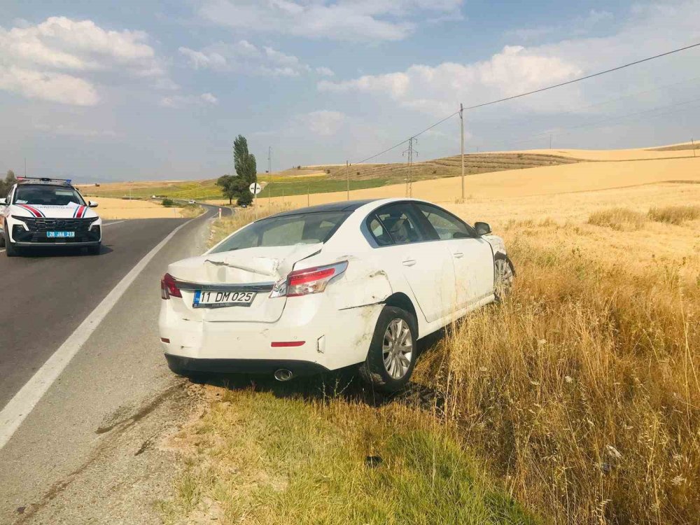Viraja Hızlı Giren Otomobil Karşı Yönden Gelen İki Tıra Çarptı!