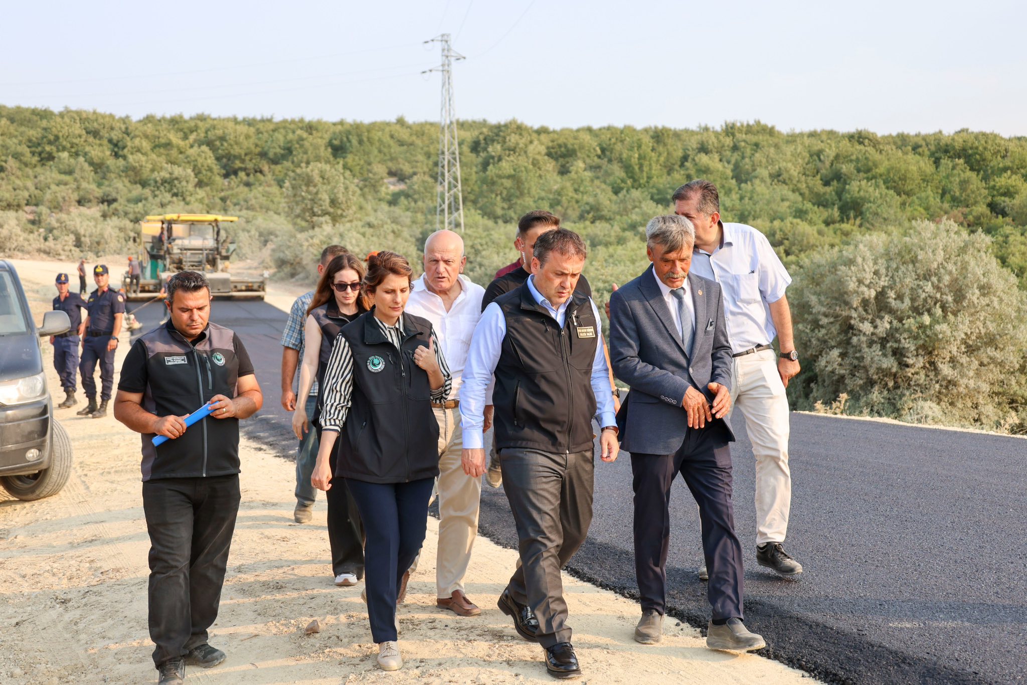 abadiye-koyunde-asfalt-calismasi1.jpg