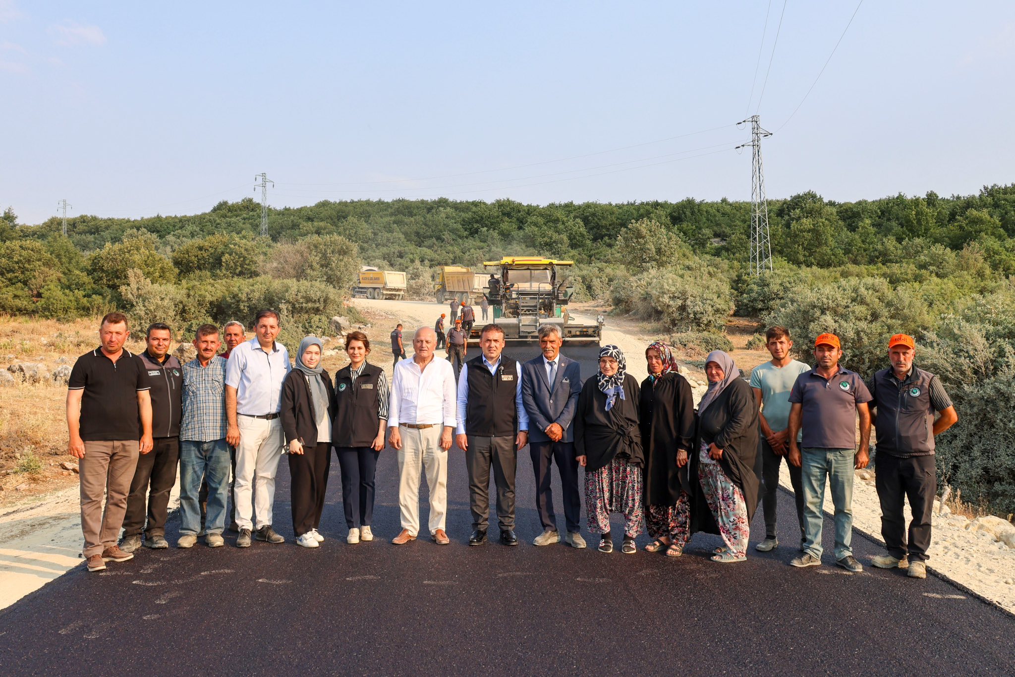 abadiye-koyunde-asfalt-calismasi2.jpg