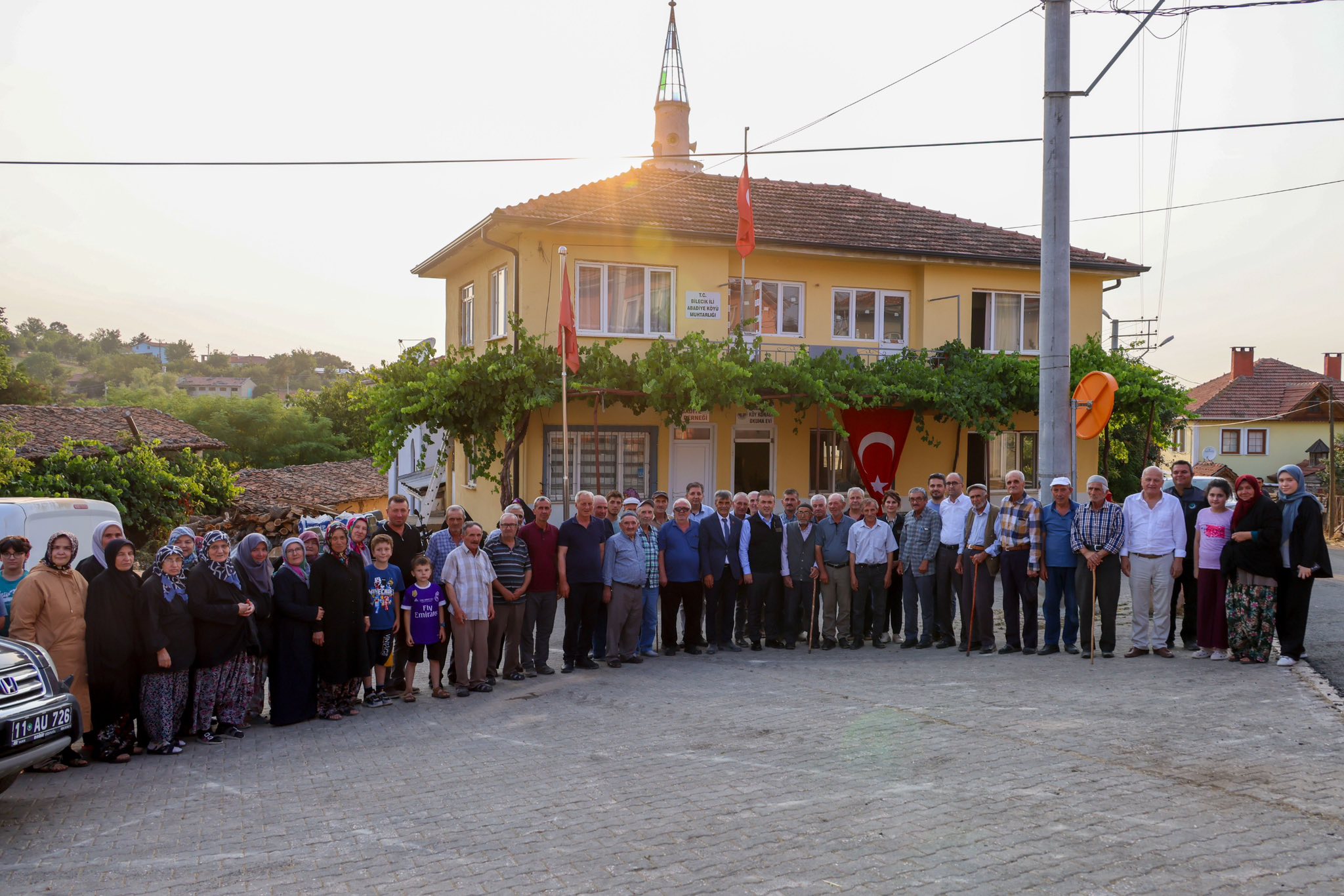 abadiye-koyunde-asfalt-calismasi3.jpg