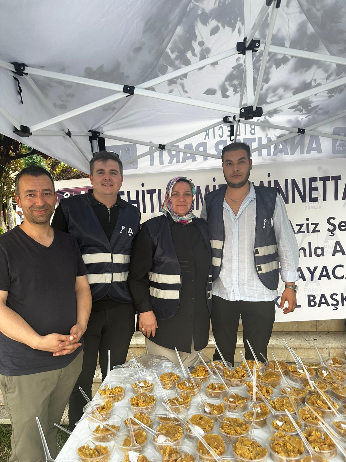 anahtar-parti-sehitlerimiz-icin-helva-dagitti.jpg