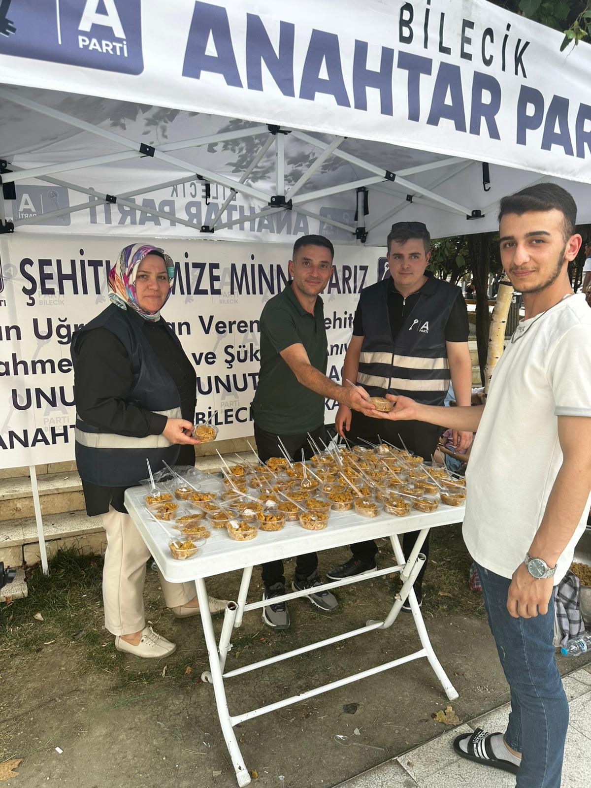 anahtar-parti-sehitlerimiz-icin-helva-dagitti1.jpg