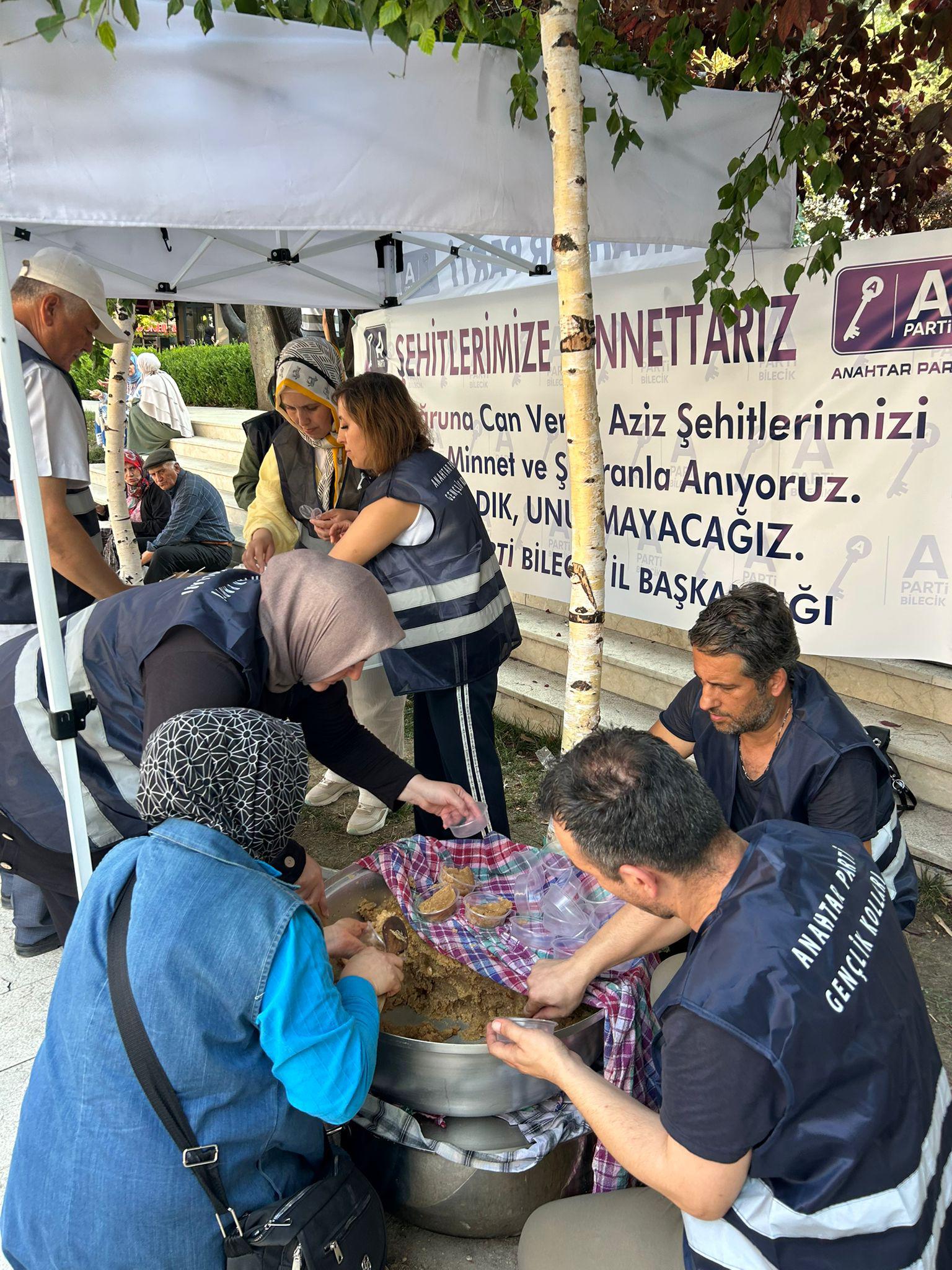 anahtar-parti-sehitlerimiz-icin-helva-dagitti2.jpg