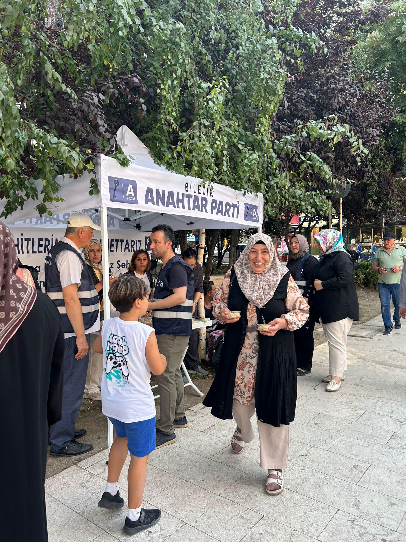 anahtar-parti-sehitlerimiz-icin-helva-dagitti3.jpg