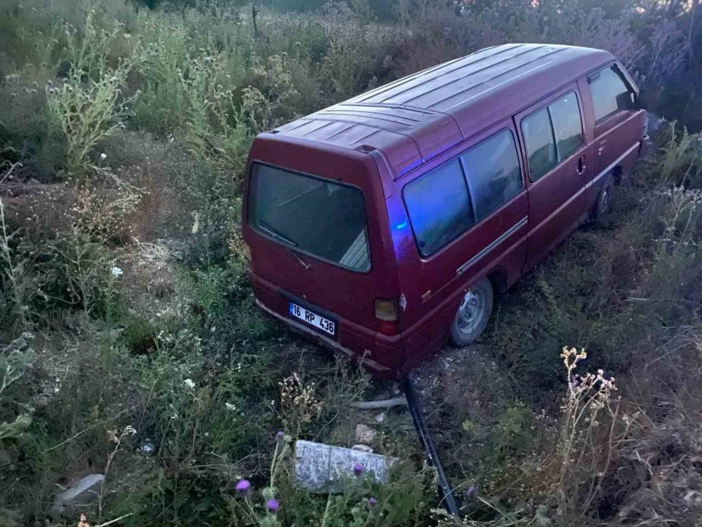 Dere Yatağına Uçan Aracın Sürücüsü Yaralandı