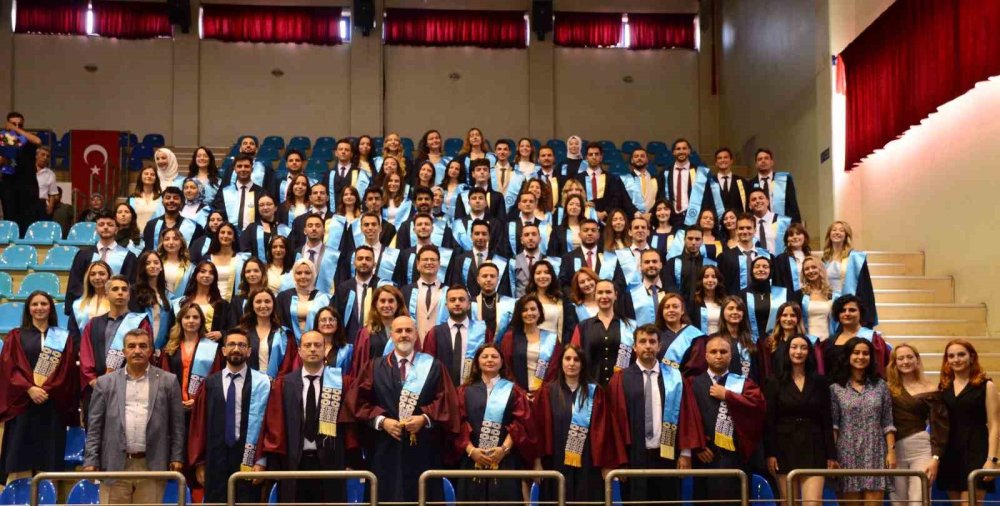 Diş Hekimliği Fakültesi 2025 Mezunlarını Verdi
