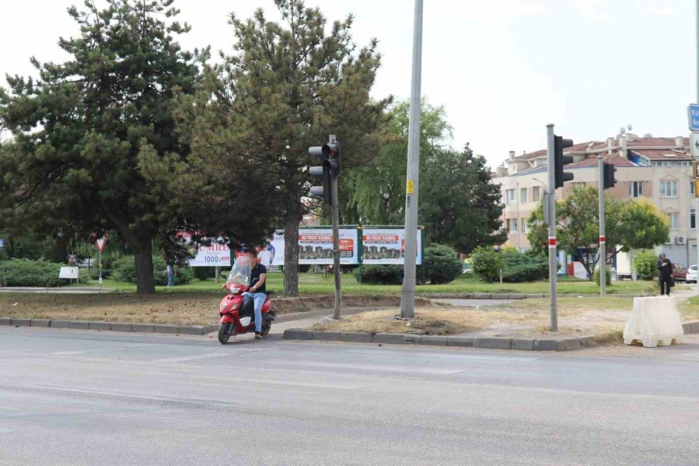 Hem Kask Takmadı Hem De Motosikletiyle Yaya Geçidinden Geçti