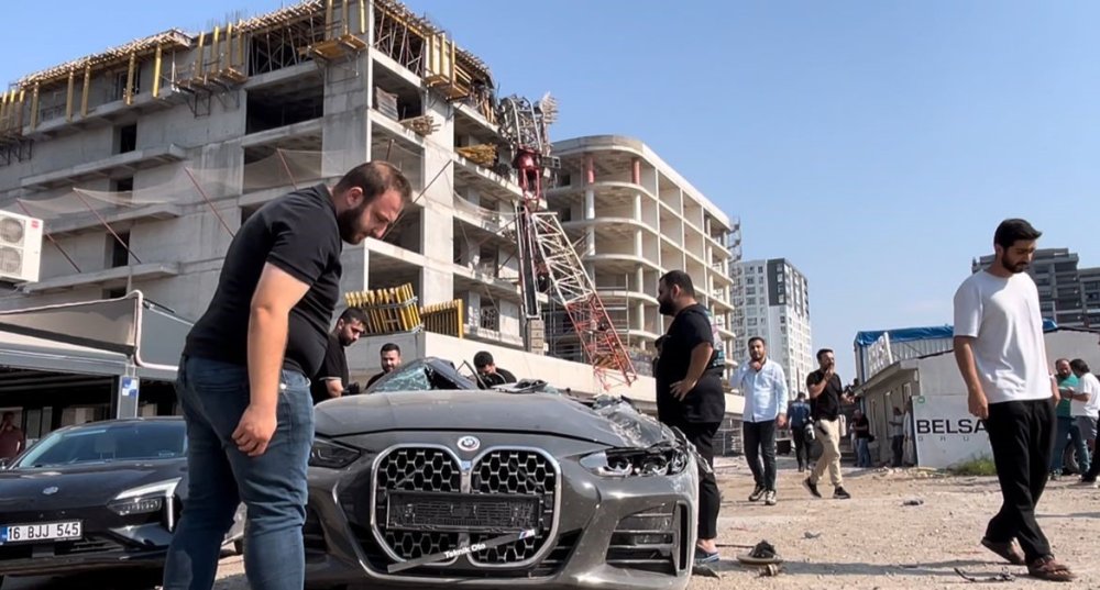 İnşaat Alanında Vinç Devrildi, Operatör Mahsur Kaldı