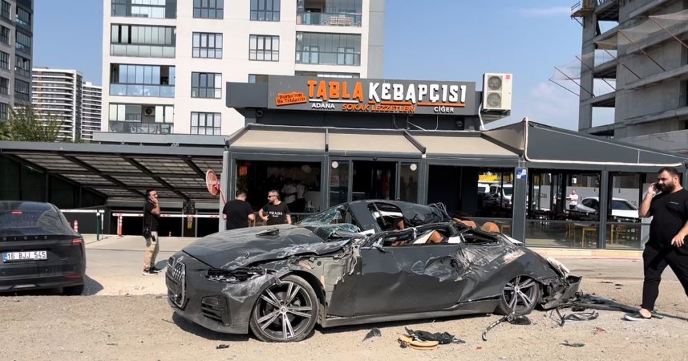 İnşaat Alanında Vinç Devrildi, Operatör Mahsur Kaldı