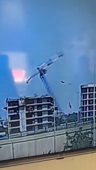 Kule Vinç Böyle Devrildi, Sahada Çalışan Suriyeliler Savaş Çıktı Zannetti