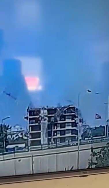 Kule Vinç Böyle Devrildi, Sahada Çalışan Suriyeliler Savaş Çıktı Zannetti