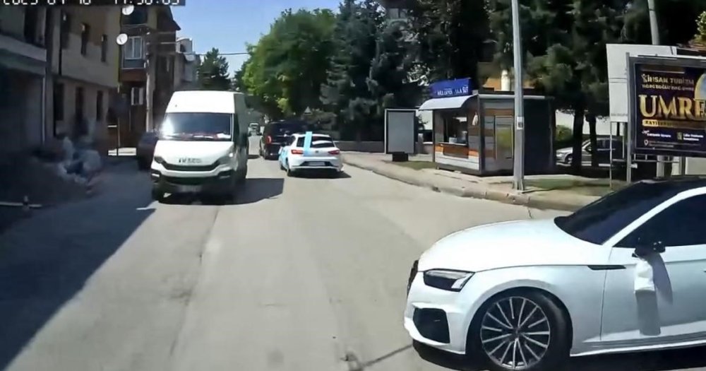 Düğün Konvoyu İçin Yol Kesen Sürücü Trafiği Felç Etti