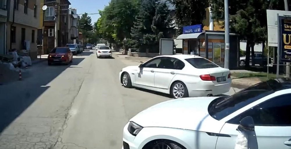 Düğün Konvoyu İçin Yol Kesen Sürücü Trafiği Felç Etti