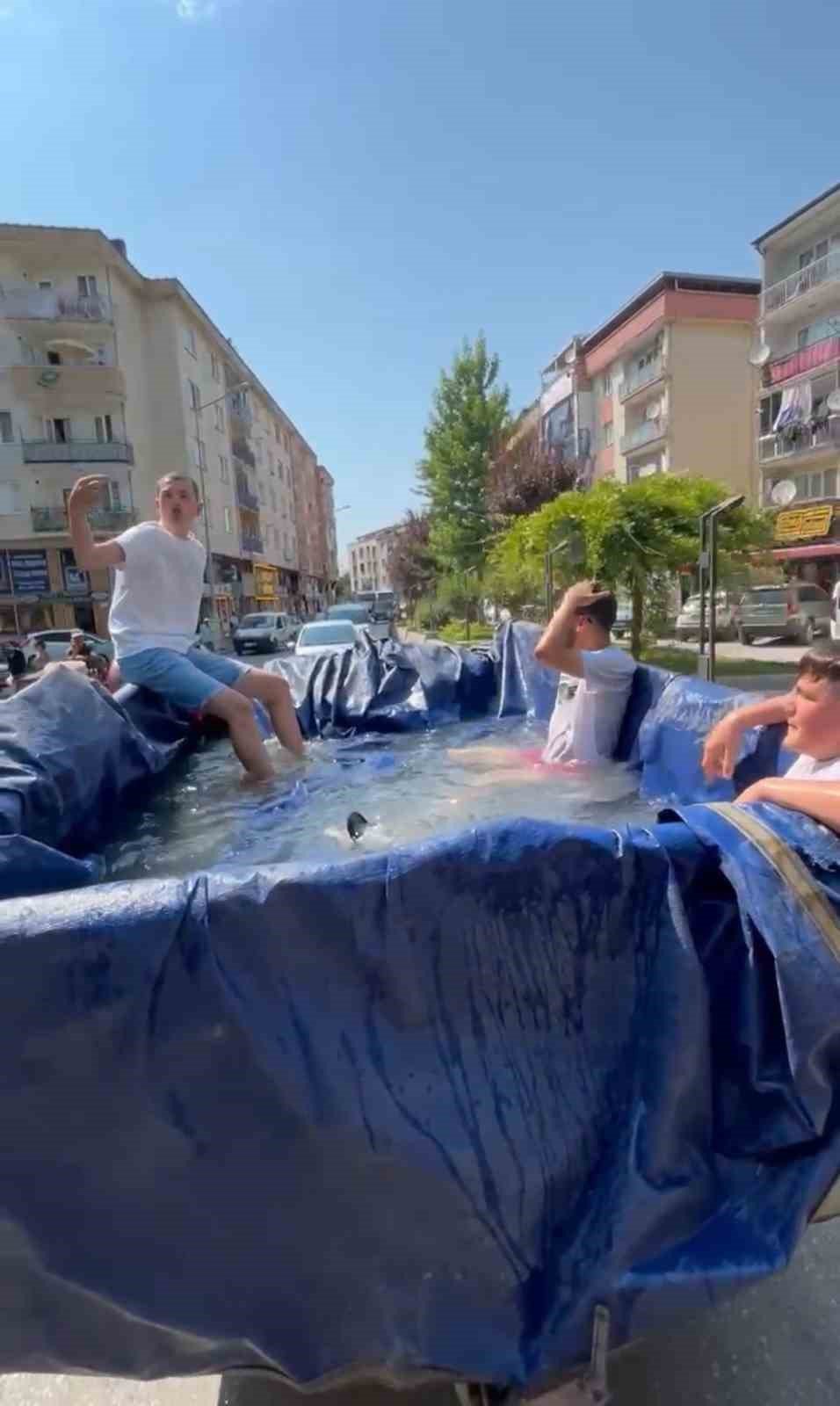 Sıcak Havalarda Traktörün Römorkunu Havuz Yapıp Şehir Turu Attılar