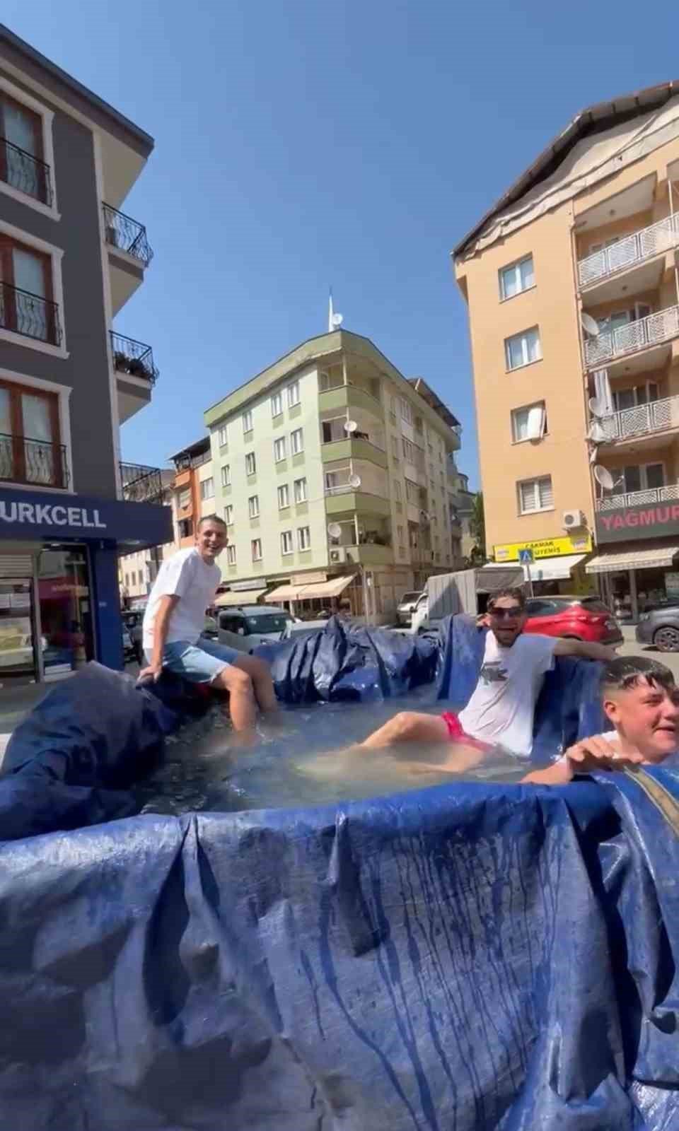 Sıcak Havalarda Traktörün Römorkunu Havuz Yapıp Şehir Turu Attılar
