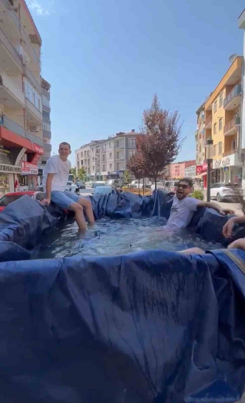 Sıcak Havalarda Traktörün Römorkunu Havuz Yapıp Şehir Turu Attılar
