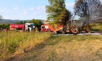Tarlada Ağaç Sökümü Yapan İş Makinesi Yandı