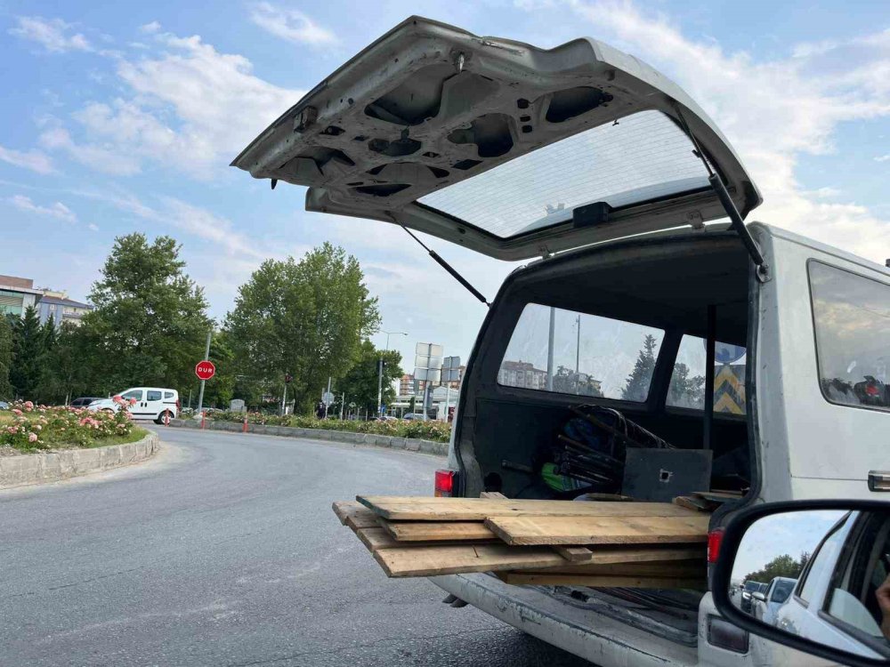 Trafikte Bagajı Açık Şekilde Kereste Taşıdı!