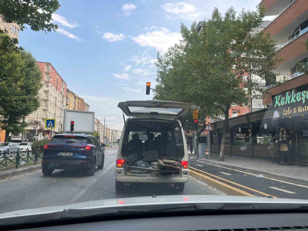 Trafikte Bagajı Açık Şekilde Kereste Taşıdı!