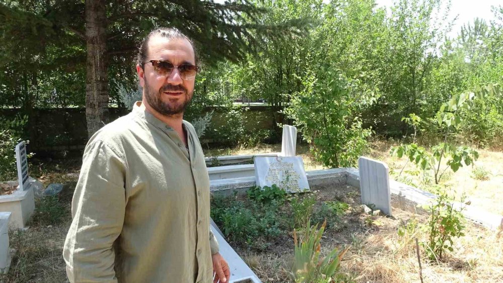 Mezarlık İçinde Kendisini Sevdiren Karga Şaşırttı