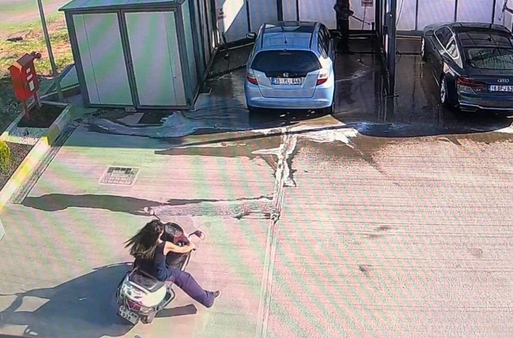 Motosikletli Genç Kız Benzinlikte Yıkanan Otomobile Çarptı
