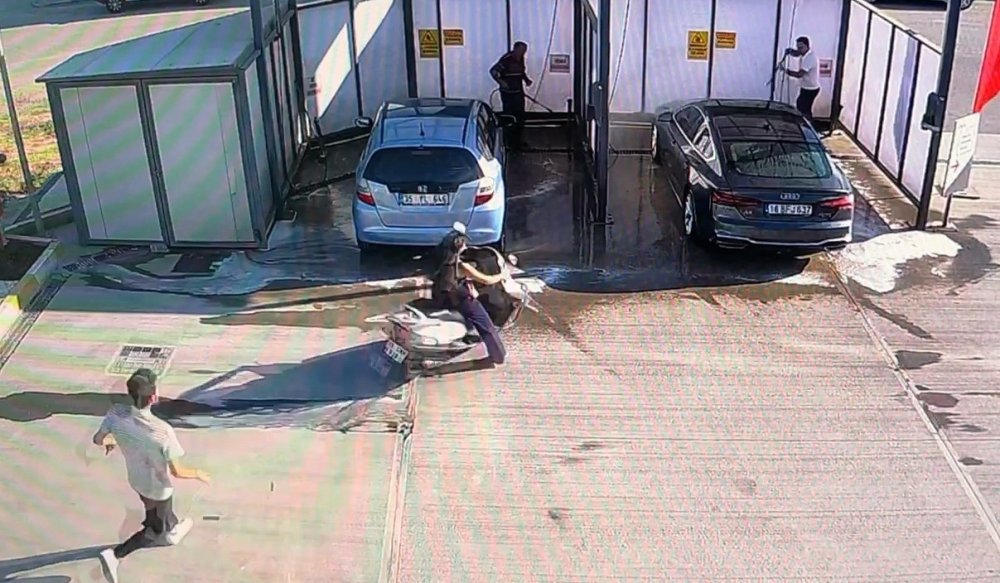 Motosikletli Genç Kız Benzinlikte Yıkanan Otomobile Çarptı