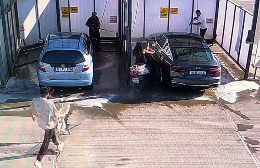 Motosikletli Genç Kız Benzinlikte Yıkanan Otomobile Çarptı