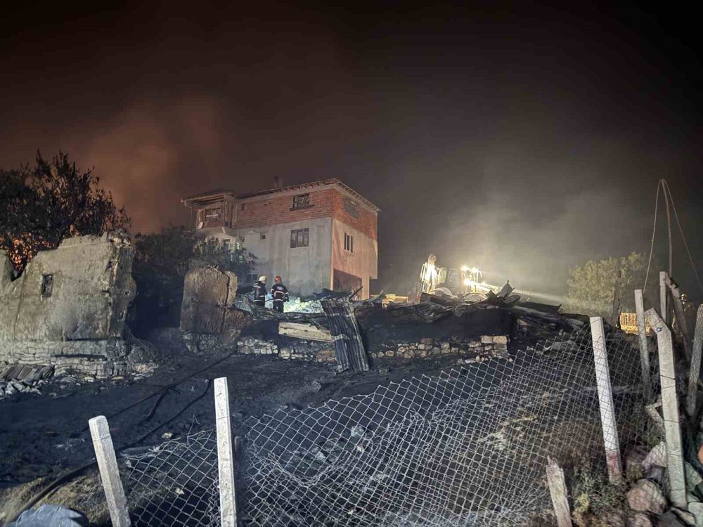 Orman Yangının Sıçradığı Mahallede 3 Ev Kül Oldu