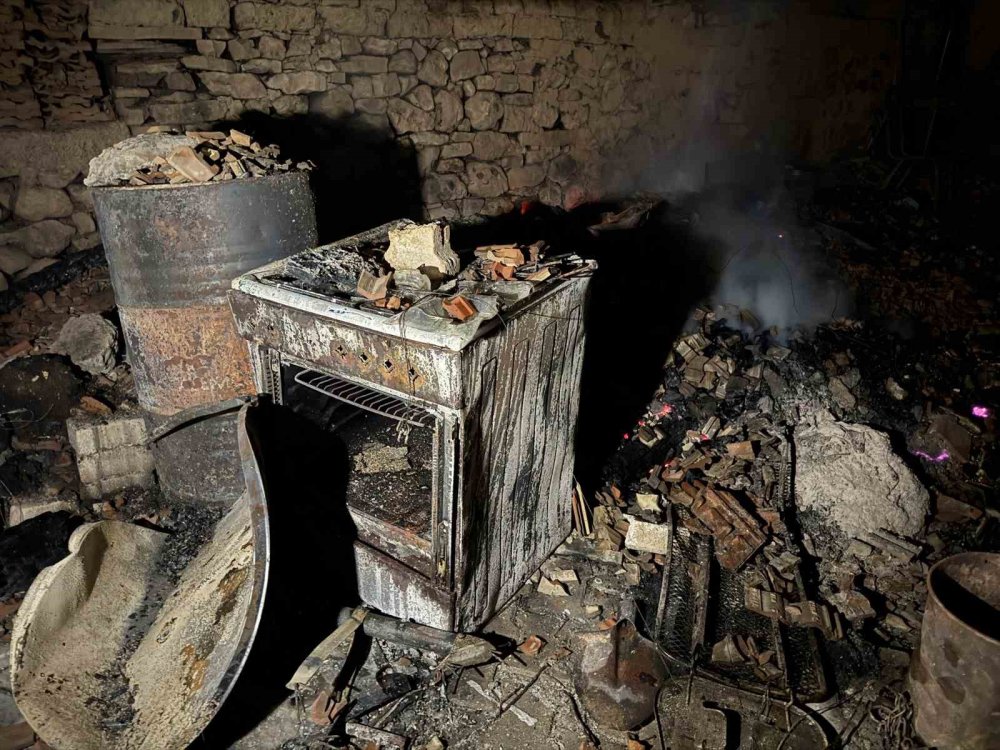 Orman Yangının Sıçradığı Mahallede 3 Ev Kül Oldu