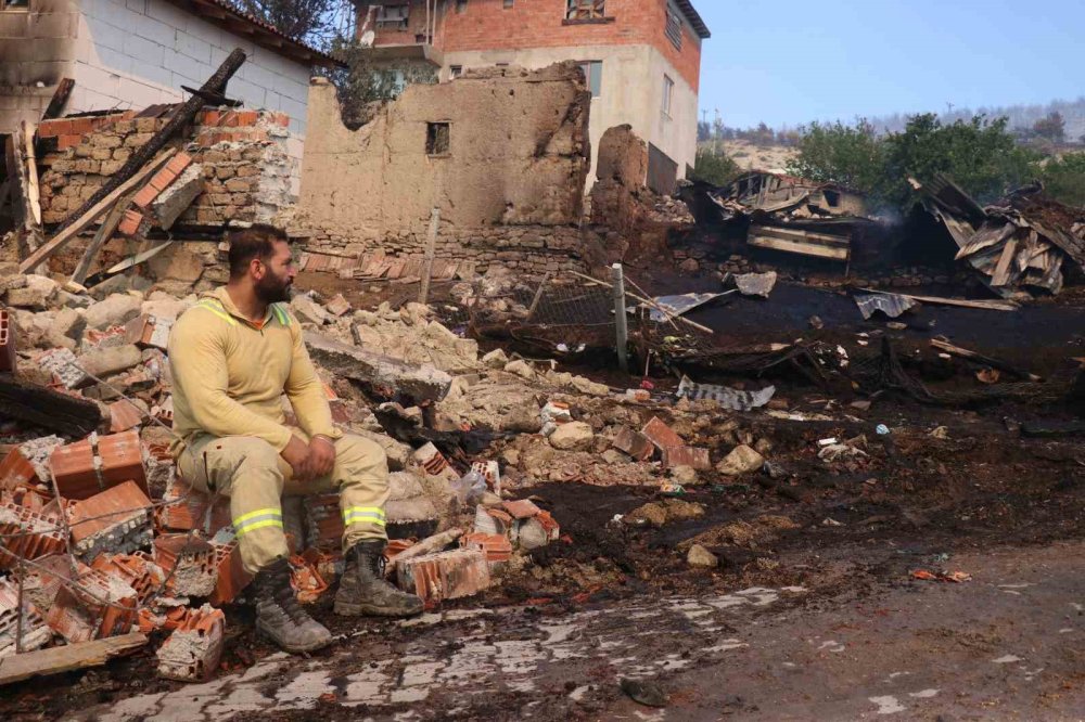 Orman Yangının Sıçradığı Mahalledeki Evler Kül Oldu, Geriye Harabe Kaldı