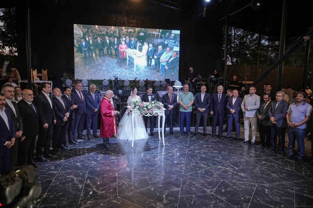 Siyaset Ve İş Dünyasını Buluşturan Düğün
