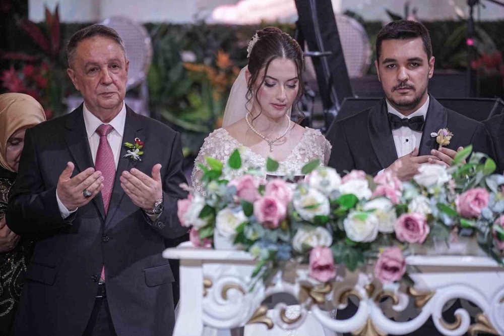 Siyaset Ve İş Dünyasını Buluşturan Düğün