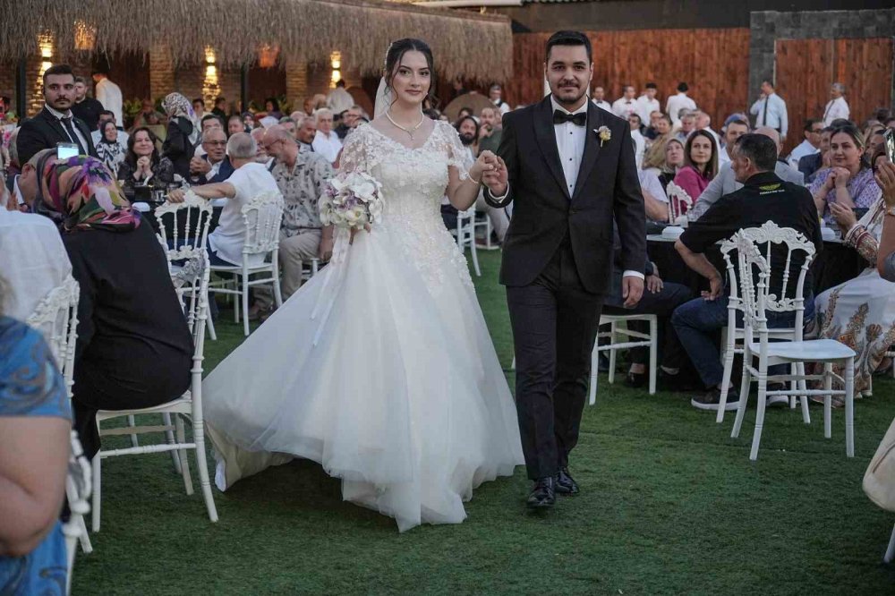Siyaset Ve İş Dünyasını Buluşturan Düğün