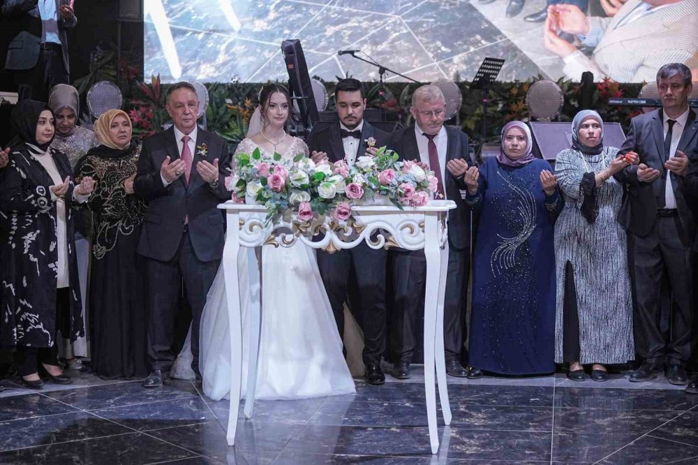 Siyaset Ve İş Dünyasını Buluşturan Düğün