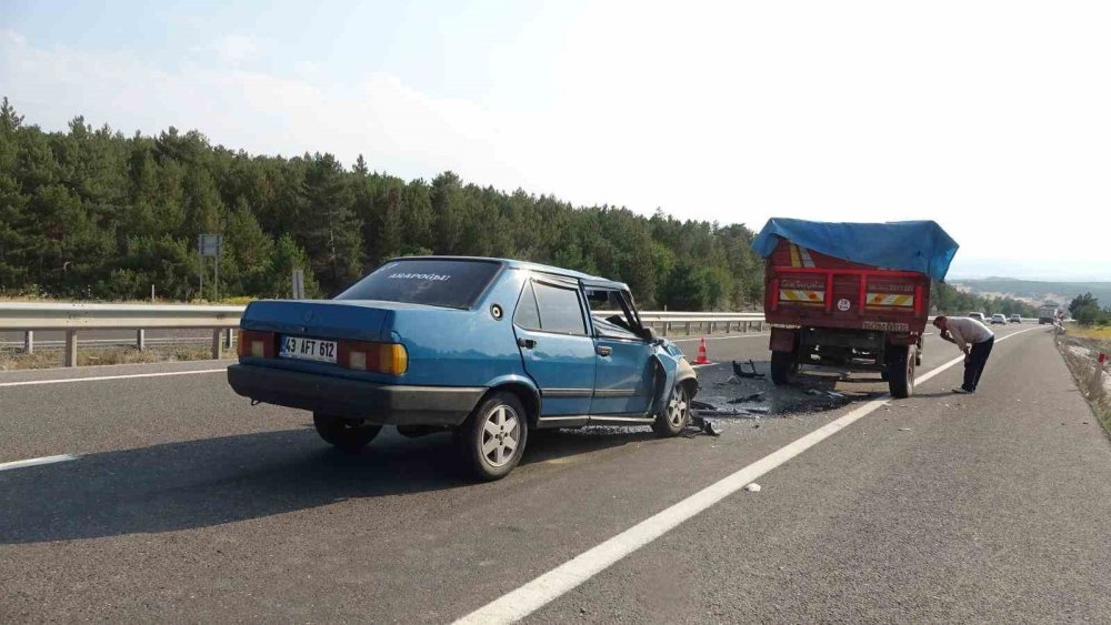Traktörle Çarpışan Tofaş, Hurda Yığınına Döndü