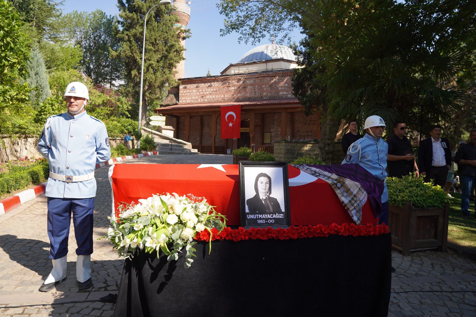 eski-chp-milletvekili-lale-karabiyik-bilecikte-son-yolculuguna-ugurlandi-1.jpg